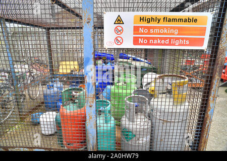 Gasflaschen in Sicherheitskäfig warten auf Recycling im Rat Haushalt Recycling center Vereinigtes Königreich Stockfoto