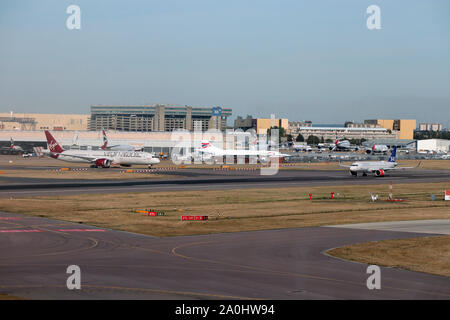 Concorde British Airways, Virgin Atlantic Airways Boeing 787 Dreamliner, Scandinavian Airlines Irland Airbus A320, London Heathrow Airport, London, U Stockfoto