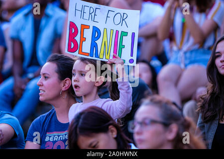 Bernie Sanders Fan hält ein Plakat während einer Sammlung an der Universität von North Carolina in Chapel Hill Campus. Stockfoto