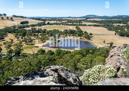 Blick vom Gipfel des Hanging Rock in Victoria, Australien. Stockfoto