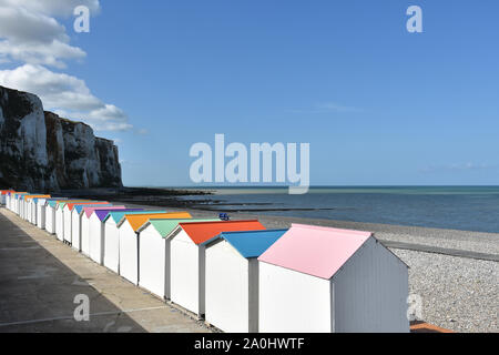 Les Kabinen colorées sur les galets Le Tréport Face à la Mer et aux falaises. Stockfoto