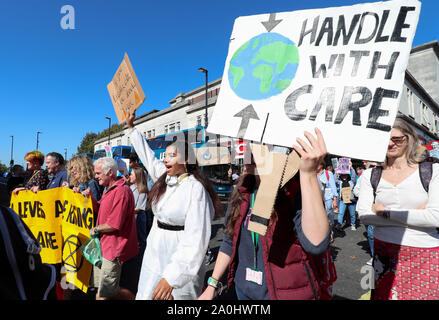 Southampton, Großbritannien, 20. September 2019. Aussterben Rebellion und Klimawandel Mitkämpfer Marsch durch die Straßen von Southampton als Teil der globalen Streik internationalen Protest. Kredit Stuart Martin/Alamy leben Nachrichten Stockfoto