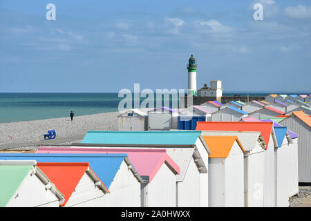 Les Kabinen colorées sur les galets Le Tréport Face à la Mer, Le Phare et La Jetée par Beau temps. Stockfoto