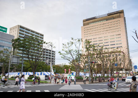 Chiba, Japan, 04/01/2019 Aloha Festival in Chiba Central Park im Sommer 2019. Blick von der Kreuzung. Dieser Raum wird häufig für lokale Feste verwendet Stockfoto