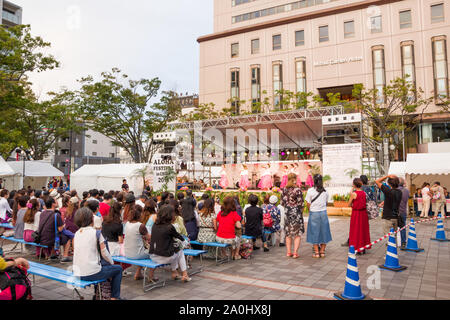 Chiba, Japan, 04/01/2019 Aloha Festival in Chiba Central Park im Sommer 2019. Darsteller tanzen eine traditionelle hawaiische Tanz kostenlos Promot Stockfoto