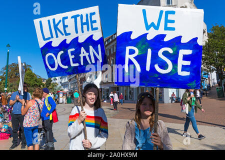 Bournemouth, Dorset UK. 20. September 2019. Die Demonstranten, Junge und Alte, versammeln sich in Bournemouth Square an einem heißen sonnigen Tag gegen Klimawandel und fordern Maßnahmen gegen den Klimawandel Aufschlüsselung von Regierung und Unternehmen, mehr zu tun, zu protestieren. BCP (Bournemouth, Christchurch, Poole) Rat haben angeblich mit Klage bedroht und könnte vor Gericht, bis Sie die ordnungsgemäße rechtzeitige Klimawandel Pläne produzieren. Mädchen Plakate - wie der Ozean, wir steigen. Credit: Carolyn Jenkins/Alamy leben Nachrichten Stockfoto