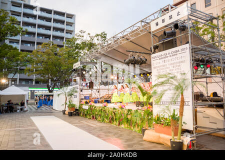 Chiba, Japan, 04/01/2019 Aloha Festival in Chiba Central Park im Sommer 2019. Darsteller tanzen eine traditionelle hawaiische Tanz kostenlos Promot Stockfoto