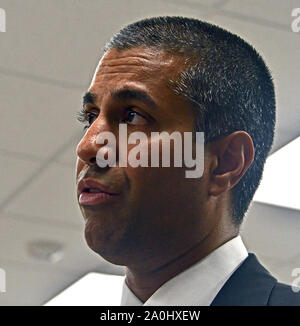 Emporia, Kansas, USA, 19. September 2019 Federal Communications Commission Chairman Ajit Pai führt eine Breitbandverbindung Round Table Diskussion um ländlichen Zugang und die wirtschaftliche Entwicklung mit lokalen Dienstleistern organisiert durch Kongressabgeordnete Roger Marshall zentriert und gehostet bei Emporia State University School of Business Credit: Mark Reinstein/MediaPunch Stockfoto