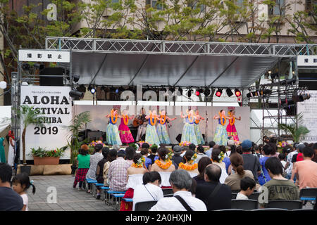 Chiba, Japan, 04/01/2019 Aloha Festival in Chiba Central Park im Sommer 2019. Performer tanzen ist eine traditionelle hawaiische Tanz, während ein Gitarrist ich Stockfoto