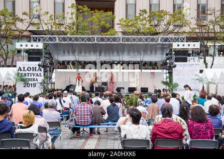 Chiba, Japan, 04/01/2019 Aloha Festival in Chiba Central Park im Sommer 2019. Performer tanzen ist eine traditionelle hawaiische Tanz, während ein Gitarrist ich Stockfoto