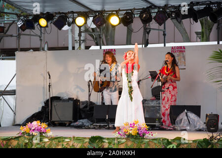 Chiba, Japan, 04/01/2019 Aloha Festival in Chiba Central Park im Sommer 2019. Performer tanzen ist eine traditionelle hawaiische Tanz, während ein Gitarrist ich Stockfoto