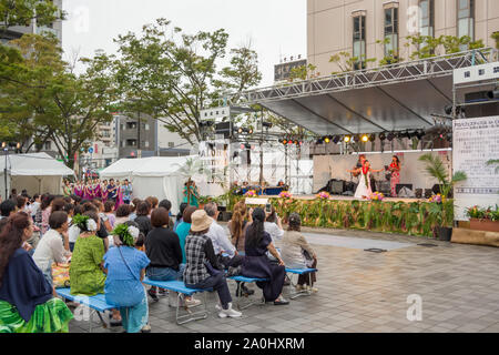 Chiba, Japan, 04/01/2019 Aloha Festival in Chiba Central Park im Sommer 2019. Performer tanzen ist eine traditionelle hawaiische Tanz, während ein Gitarrist ich Stockfoto