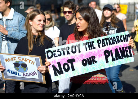 London, Großbritannien. September 2019. Der globale Klimastreik in London marschiert von Westminster, entlang der Themse zum Trafalgar Square. Stockfoto