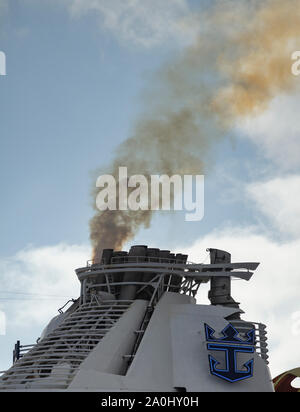 Kreuzfahrtschiff Emissionen von kreuzfahrtschiff Unabhängigkeit der Meere. Stockfoto