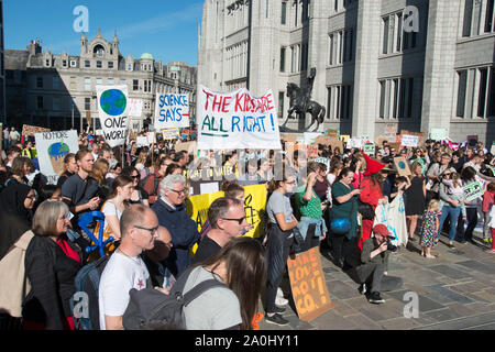 Aberdeen, Großbritannien. 20. September 2019 100 Leute melden Sie das Klima Streik außerhalb Marischal Collage. Credit Paul Glendell/Alamy leben Nachrichten Stockfoto