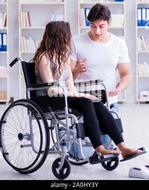 Die Patienten in der Rehabilitation recovery Programm mit Arzt Stockfoto