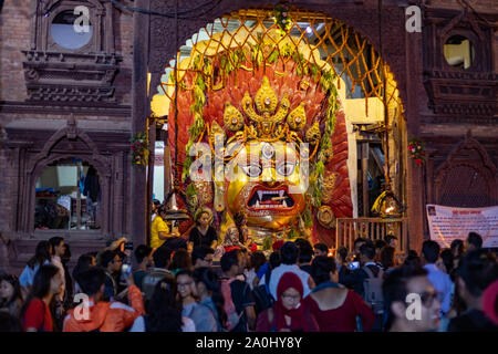 Maske von Swet Bhairav setzen auf dem Display während Indra Jatra Festival Stockfoto