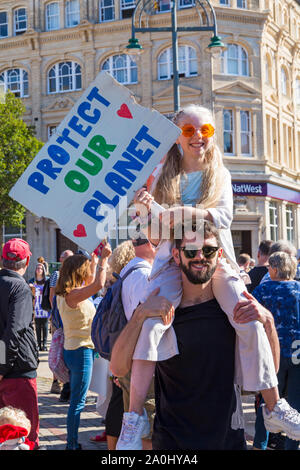 Bournemouth, Dorset UK. 20. September 2019. Die Demonstranten, Junge und Alte, versammeln sich in Bournemouth Square an einem heißen sonnigen Tag gegen Klimawandel und fordern Maßnahmen gegen den Klimawandel Aufschlüsselung von Regierung und Unternehmen, mehr zu tun, zu protestieren. BCP (Bournemouth, Christchurch, Poole) Rat haben angeblich mit Klage bedroht und könnte vor Gericht, bis Sie die ordnungsgemäße rechtzeitige Klimawandel Pläne produzieren. Mädchen, dass Plakat - unseren Planeten schützen. Credit: Carolyn Jenkins/Alamy leben Nachrichten Stockfoto