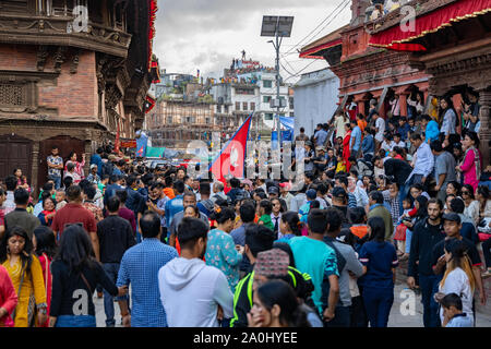 Menschenmenge versammelt zu sehen und Indra Jatra Festival feiern. Stockfoto