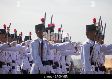 Kathmandu, Nepal. 20 Sep, 2019. Nepalesische Soldaten nehmen an einer Parade während der Feier der Tag der Verfassung an die nepalesische Armee Pavillon Boden in Tudikhel in Kathmandu, Nepal, an Sept. 20, 2019. Quelle: Xinhua/Alamy leben Nachrichten Stockfoto