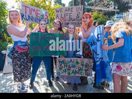 Bournemouth, Dorset UK. 20. September 2019. Die Demonstranten, Junge und Alte, versammeln sich in Bournemouth Square an einem heißen sonnigen Tag gegen Klimawandel und fordern Maßnahmen gegen den Klimawandel Aufschlüsselung von Regierung und Unternehmen, mehr zu tun, zu protestieren. BCP (Bournemouth, Christchurch, Poole) Rat haben angeblich mit rechtlichen Schritten gedroht worden und könnte vor Gericht, bis Sie die ordnungsgemäße rechtzeitige Klimawandel Pläne produzieren. Die Zeit läuft aus, wir in einem Leben & Tod Situation unseres eigenen zu machen sind, die wir alle teilen dieses Planeten, unsere Erde, unser Problem Credit: Carolyn Jenkins/Alamy leben Nachrichten Stockfoto