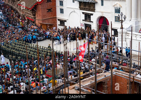 Menschenmenge versammelt zu sehen und Indra Jatra Festival feiern. Stockfoto