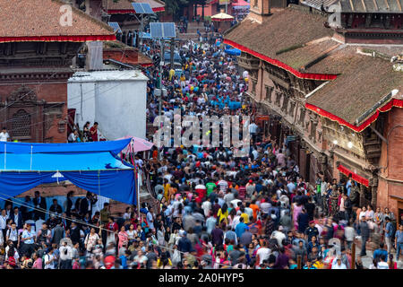 Menschenmenge versammelt zu sehen und Indra Jatra Festival feiern. Stockfoto