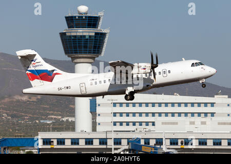 Ein Sky Express ATR 42 startet vom Flughafen Athen. Stockfoto