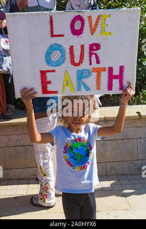 Bournemouth, Dorset UK. 20. September 2019. Die Demonstranten, Junge und Alte, versammeln sich in Bournemouth Square an einem heißen sonnigen Tag gegen Klimawandel und fordern Maßnahmen gegen den Klimawandel Aufschlüsselung von Regierung und Unternehmen, mehr zu tun, zu protestieren. BCP (Bournemouth, Christchurch, Poole) Rat haben angeblich mit Klage bedroht und könnte vor Gericht, bis Sie die ordnungsgemäße rechtzeitige Klimawandel Pläne produzieren. Mädchen, dass Plakat - Liebe unsere Erde. Credit: Carolyn Jenkins/Alamy leben Nachrichten Stockfoto