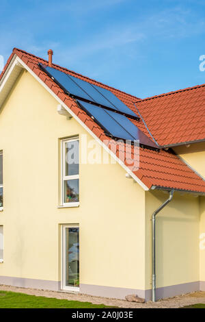 Haus mit thermischen Solaranlagen Stockfoto