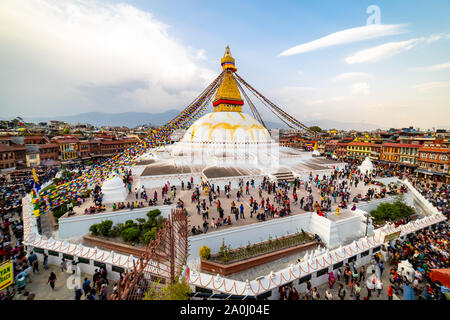 Menschen versammelt zu sehen und feiern Buddha Jayanti, Geburtstag des aka Buddha, in Boudhanath Stupa in Kathmandu, Nepal Stockfoto