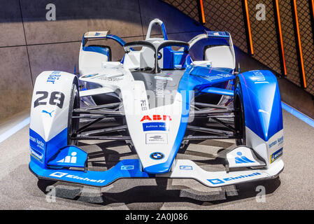 FRANKFURT, Deutschland - September 2019: Weiß Blau BMW iFE.18 Formel E racing elektrischen Auto, IAA International Motor Show Auto Ausstellung. Stockfoto