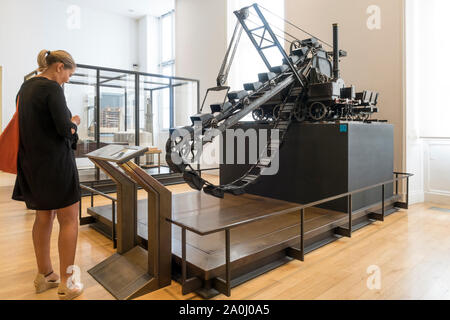 2019: Paris, Frankreich, Sept 01, 2019: ein Besucher am Couvreux Bagger ab 1870 im Musée des Arts Et Metiers (industrial design museum in Pari Stockfoto