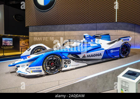 FRANKFURT, Deutschland - September 2019: Weiß Blau BMW iFE.18 Formel E racing elektrischen Auto, IAA International Motor Show Auto Ausstellung. Stockfoto