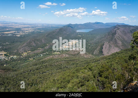 Blick über Halls Gap und Lake Bellfield vom Boroka Lookout in Victoria, Australien. Stockfoto