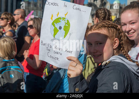 Aberdeen, Großbritannien. 20. September 2019 100 Leute melden Sie das Klima Streik außerhalb Marischal Collage. Credit Paul Glendell/Alamy leben Nachrichten Stockfoto