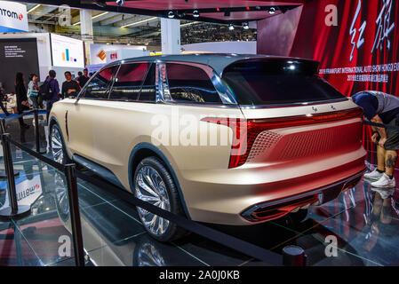 FRANKFURT, Deutschland - September 2019: Sand golden Silber HONGQI E115 SUV China Electric Concept Car, IAA International Motor Show Auto Ausstellung. Stockfoto