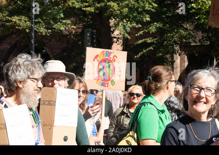 Chester, UK 20. September 2019 Mitglieder des Aussterbens Rebellion und Unterstützer außerhalb von Chester Rathaus Credit sammeln: Bridget Catterall Alamy leben Nachrichten Stockfoto