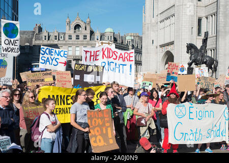 Aberdeen, Großbritannien. 20. September 2019 100 Leute melden Sie das Klima Streik außerhalb Marischal Collage. Credit Paul Glendell/Alamy leben Nachrichten Stockfoto