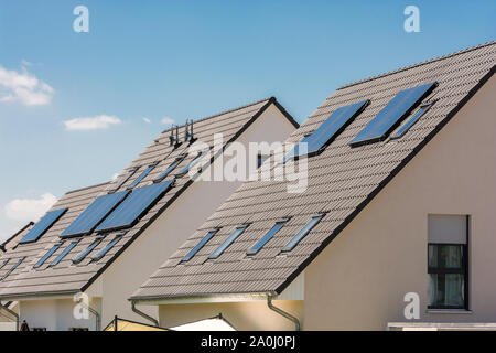 Solarkollektoren auf dem Dach, die Energiekosten zu senken Stockfoto