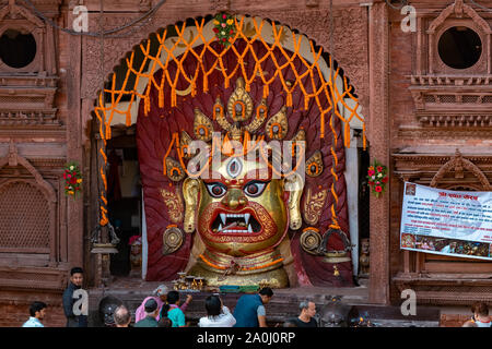 Maske von Swet Bhairav setzen auf dem Display während Indra Jatra Festival Stockfoto