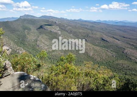 Blick über die felsige Landschaft von Reed Lookout in den Grampians Region von Victoria, Australien. Stockfoto