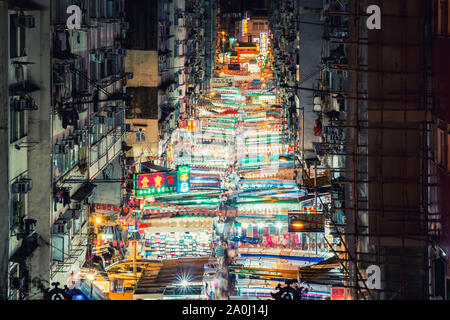 Hong Kong, China - 12. August 2017: Temple Street Nacht Markt es für seine bekannt ist und einen der größten Flohmärkte in der Nacht in Hong Kong. Asiatische t Stockfoto