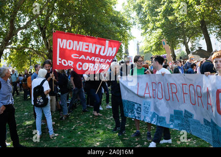 Millbank, London, UK. 20. September 2019. Studenten und Schulkinder, die sich an der Global Strike für Klimawandel in Central London. Quelle: Matthew Chattle/Alamy leben Nachrichten Stockfoto