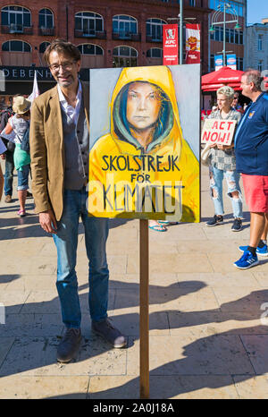 Bournemouth, Dorset UK. 20. September 2019. Die Demonstranten, Junge und Alte, versammeln sich in Bournemouth Square an einem heißen sonnigen Tag gegen Klimawandel und fordern Maßnahmen gegen den Klimawandel Aufschlüsselung von Regierung und Unternehmen, mehr zu tun, zu protestieren. BCP (Bournemouth, Christchurch, Poole) Rat haben angeblich mit Klage bedroht und könnte vor Gericht, bis Sie die ordnungsgemäße rechtzeitige Klimawandel Pläne produzieren. Mann, Greta Thunberg Plakat in Schwedisch Bedeutung Schule März für das Klima. Credit: Carolyn Jenkins/Alamy leben Nachrichten Stockfoto