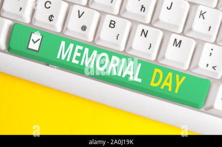 Handschrift Text schreiben Memorial Day. Konzeptionelle Foto zu ehren und die Erinnerung an diejenigen, die in den Militärdienst Weiß pc-Tastatur mit leeren Hinweis enthalten Stockfoto