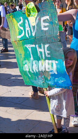 Bournemouth, Dorset UK. 20. September 2019. Die Demonstranten, Junge und Alte, versammeln sich in Bournemouth Square an einem heißen sonnigen Tag gegen Klimawandel und fordern Maßnahmen gegen den Klimawandel Aufschlüsselung von Regierung und Unternehmen, mehr zu tun, zu protestieren. BCP (Bournemouth, Christchurch, Poole) Rat haben angeblich mit Klage bedroht und könnte vor Gericht, bis Sie die ordnungsgemäße rechtzeitige Klimawandel Pläne produzieren. Junge Mädchen, dass Plakat - Speichern des Planeten. Credit: Carolyn Jenkins/Alamy leben Nachrichten Stockfoto