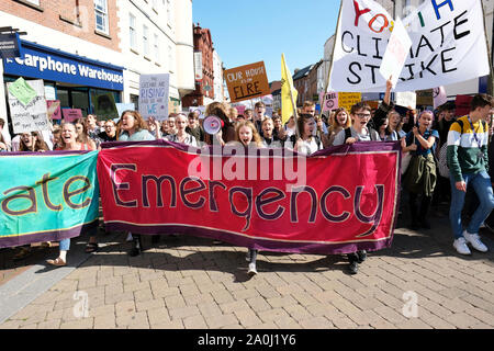 Hereford, Herefordshire, UK - Freitag 20 September 2019 - Schülerinnen und Schüler von den Hochschulen und Schulen in Hereford Marsch durch die Innenstadt auf ein Tag des Protestes gegen den Klimawandel als globales Klima Streik bekannt. Foto Steven Mai/Alamy leben Nachrichten Stockfoto