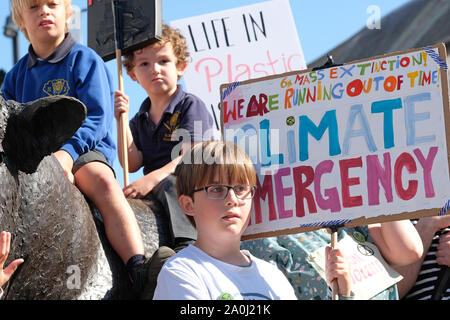 Hereford, Herefordshire, UK - Freitag 20 September 2019 - Schülerinnen und Schüler von den Hochschulen und Schulen in Hereford Marsch durch die Innenstadt auf ein Tag des Protestes gegen den Klimawandel als globales Klima Streik bekannt. Foto Steven Mai/Alamy leben Nachrichten Stockfoto