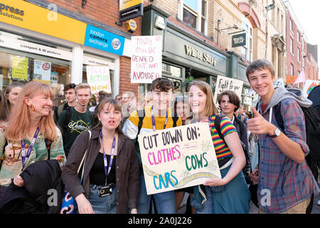 Hereford, Herefordshire, UK - Freitag 20 September 2019 - Schülerinnen und Schüler von den Hochschulen und Schulen in Hereford Marsch durch die Innenstadt auf ein Tag des Protestes gegen den Klimawandel als globales Klima Streik bekannt. Foto Steven Mai/Alamy leben Nachrichten Stockfoto